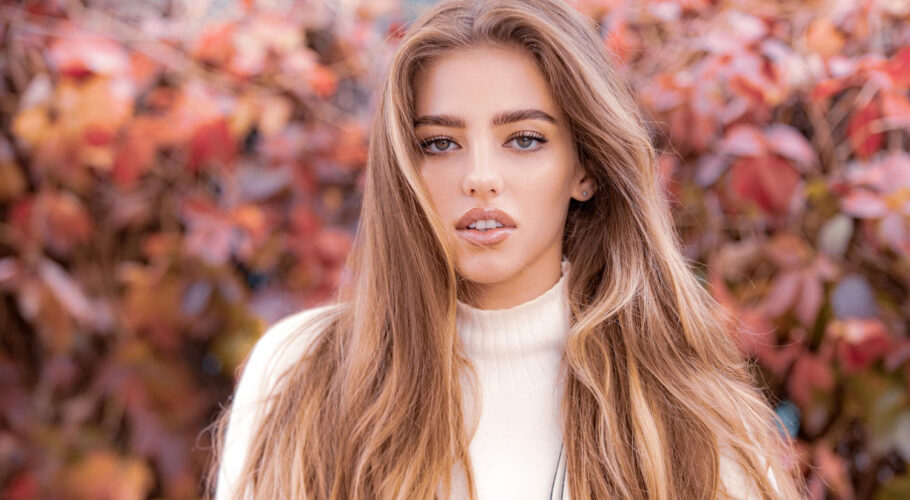 autumn fashion pretty tenderness model lyssa looking cheerful