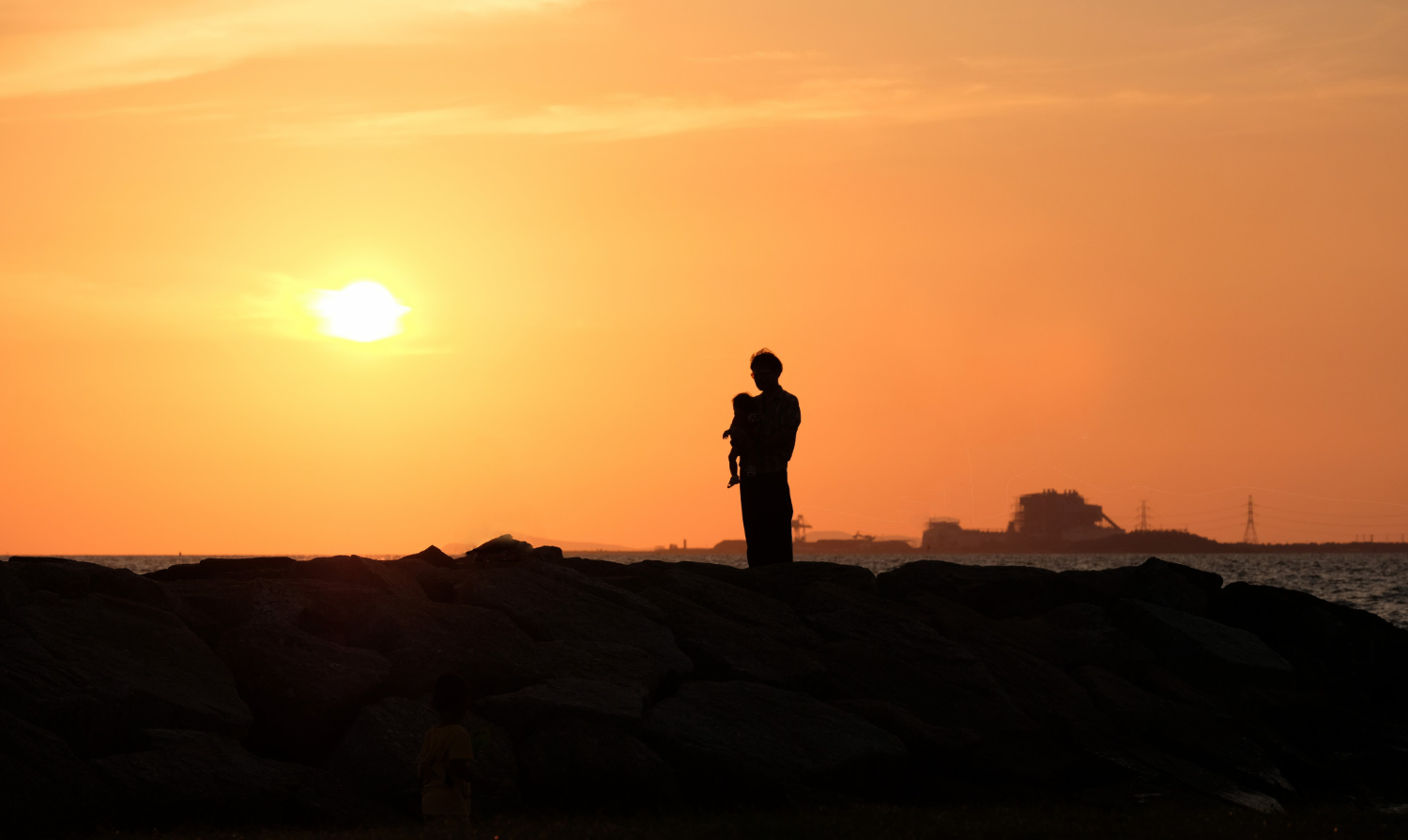 dad with his child sunset happy family