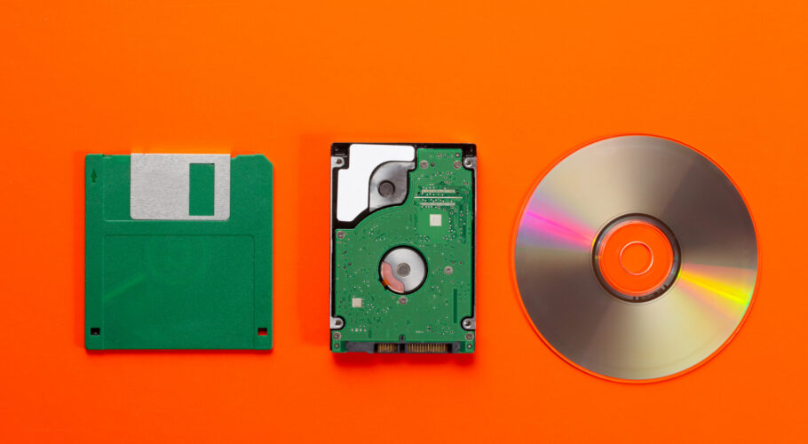 data storage medium evolution floppy disk cd disk small hard disk drive amiga 500