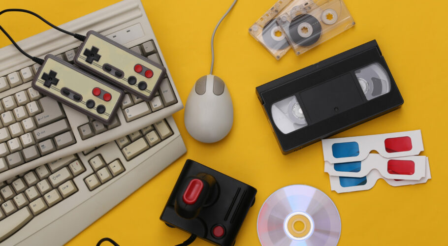 amiga 500 computer flat lay 90s keyboard mouse and gamepads