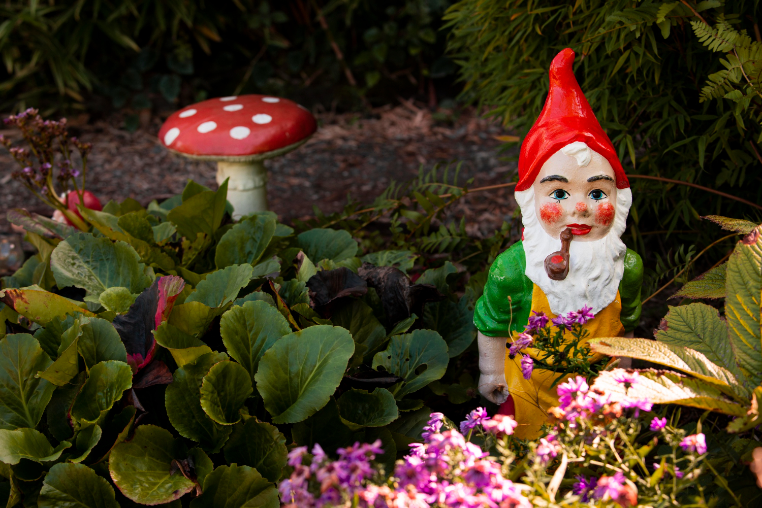 Funny Garden Gnomes Red Hat Smoking Pipe