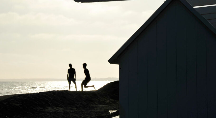 silhouette two friends guys playing sunset background beach evening boys silhouettes beach sunset freedom
